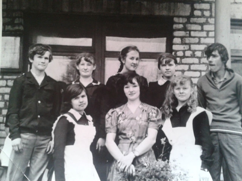 Выпуск 1984 года школа 1. Деденевская средняя школа выпуск 1984 года. Выпускники средней школы 1984 года. Средняя школа выпуск 1984 год. Средняя школа выпуск 1984 год.