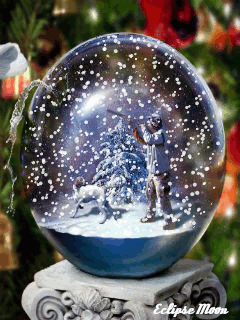 Шар переливающийся новогодний. Новый год в стеклянном шаре. Новогодний шар со снегом гифки. Стеклянный шар отражение.